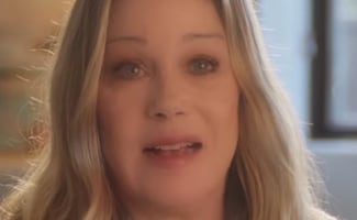 La actriz Christina Applegate atraviesa un momento complicado debido a la esclerosis y se mantiene en cama