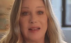 La actriz Christina Applegate atraviesa un momento complicado debido a la esclerosis y se mantiene en cama