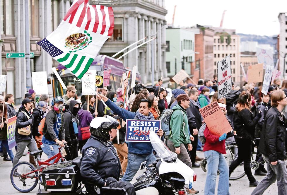 Cientos de personas se manifestaron el pasado día 20 contra Donald Trump, el día de su toma de protesta como el 45 presidente de Estados Unidos, en Washington (JASON REDMOND. REUTERS)