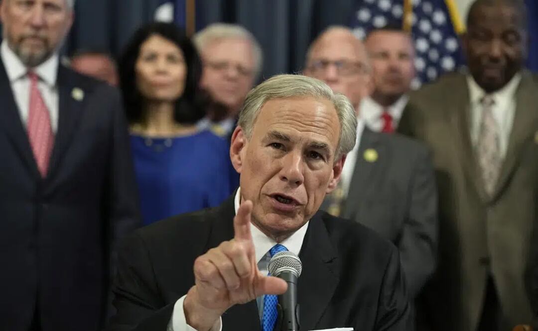 El gobernador de Texas, Greg Abbott, dijo que los inmigrantes fueron enviados a Los Ángeles porque California se había declarado un "santuario" para los inmigrantes. Foto: AP