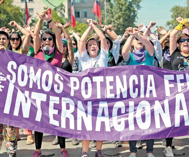 Asistentes a la manifestación feminista en Santiago, Chile. Foto: MARTIN BERNETTI. AFP