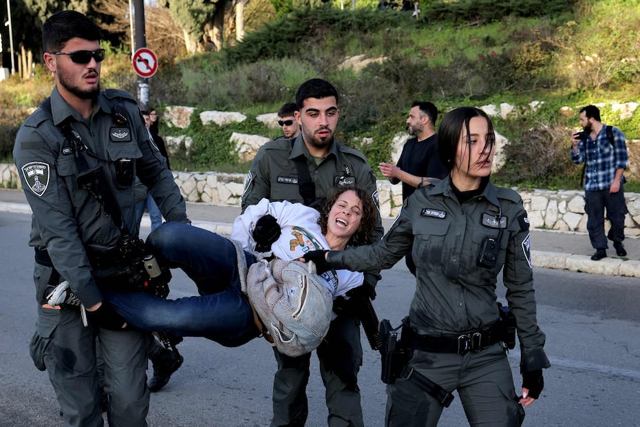 Fuerzas de seguridad israelíes arrestan a una manifestante afuera de la Knesset, el Parlamento, durante una protesta en Jerusalén contra la ley sobre la pena de muerte para delitos de terrorismo contra Israel. FOTO: AHMAD GHARABLI. AFP