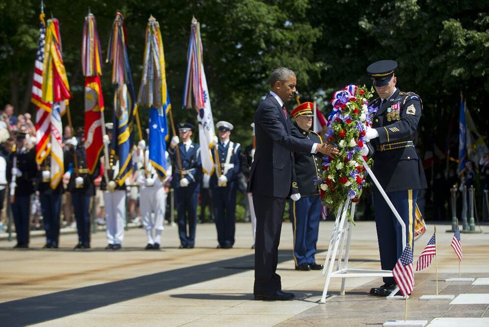 Todos los presidentes concurren en este día al cementerio situado entre las colinas que se alzan sobre el río Potomac. Esta vez coincidió con la reducción de efectivos en Afganistán a unos 10 mil, después de haber alcanzado un pico de 100 mil