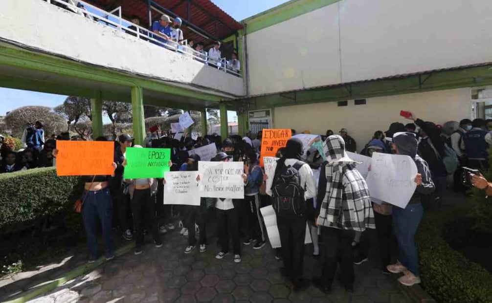 Escuela Preparatoria Oficial número 23 manifestación contra profesores acosadores. Foto: Jorge Alvarado. EL UNIVERSAL