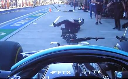 VIDEO: Lewis Hamilton "atropella" a uno de sus mecánicos