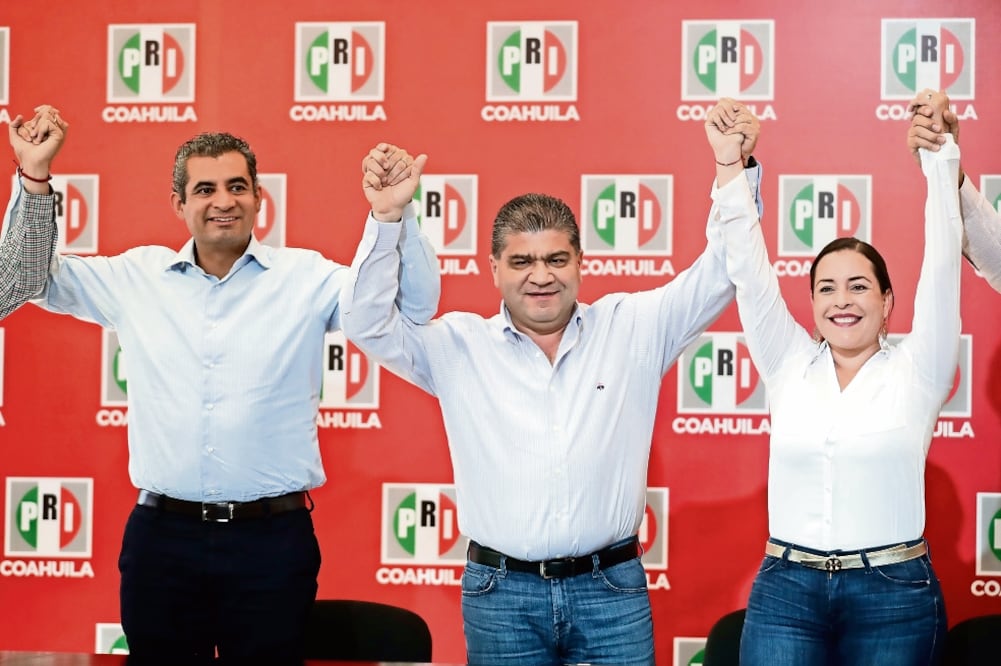 Enrique Ochoa Reza, presidente nacional del PRI; Miguel Ángel Riquelme Solís, candidato triunfador de la contienda en Coahuila, y Verónica Martínez García, lideresa estatal del tricolor, festejan los resultados de la pasada elección. (IVÁN STEPHENS. EL U)