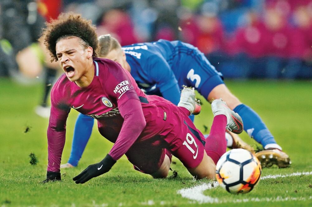 Sané fue lesionado por Bennett, ahora apodado El Carnicero. (ANDREW BOYERS. REUTERS)