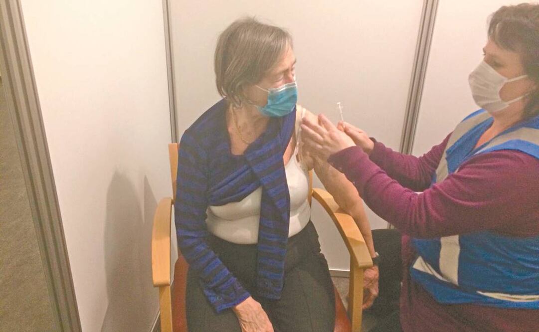 Mary-Roos, de 83 años, se vacunó contra el Covid. Para recibir la dosis es necesario presentar el número de servicio al ciudadano. Foto: CORTESÍA