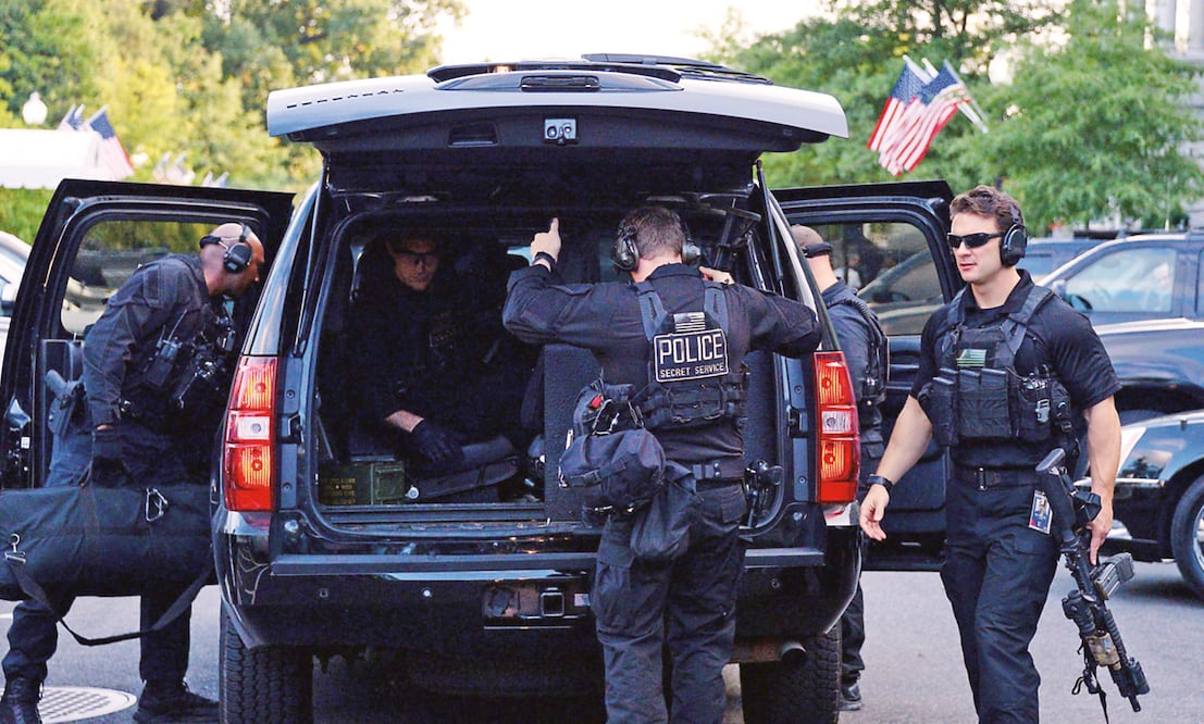 Agentes del Servicio Secreto llegan a la Casa Blanca, tras acompañar al presidente estadounidense, Barack Obama, en un traslado (OLIVIER DOULIERY. EFE)