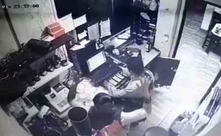 Video. Hombres armados asaltan restaurante en Coyoacán