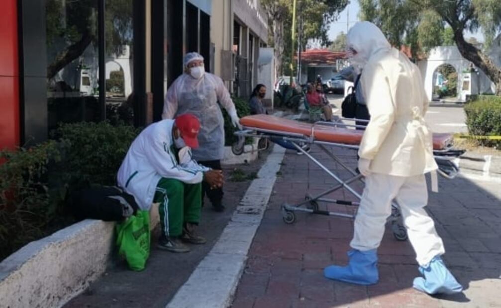 Paramédicos rescatan a hombre que fue abandonado con síntomas de Covid en Ecatepec