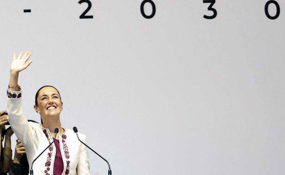 Claudia Sheinbaum celebra la entrega de su constancia como presidenta electa en el Teatro Metropólitan. Foto: AFP