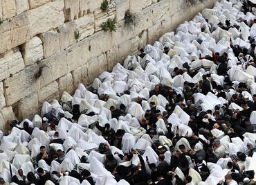 Miles de judíos asisten a la bendición de la Pascua en el Muro de los Lamentos