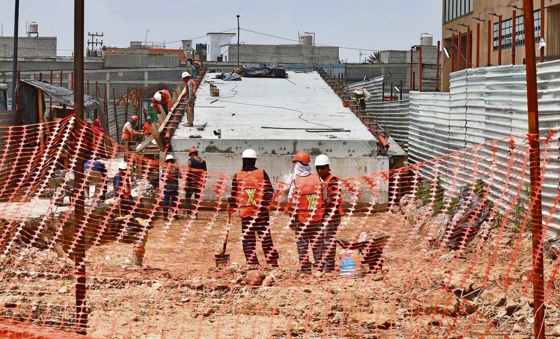 Durante un recorrido que realizó EL UNIVERSAL se observó que personal labora en la colocación de postes y soporte de catenaria sobre Ermita Iztapalapa Eje 8 Sur. Foto: Berenice Fregoso / El universal