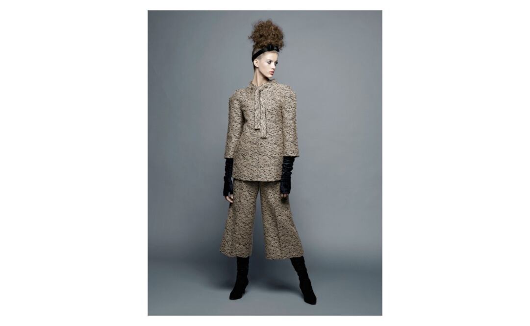 Conjunto de dos piezas con lazada y pantalones cortos. 