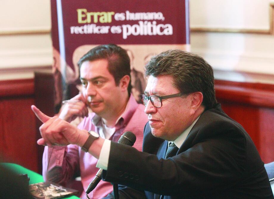 Durante la presentación del libro de Ricardo Monreal, una comentarista mencionó algunas propuestas del candidato en caso de llegar a ser delegado (ADRIÁN HERNÁNDEZ / EL UNIVERSAL)