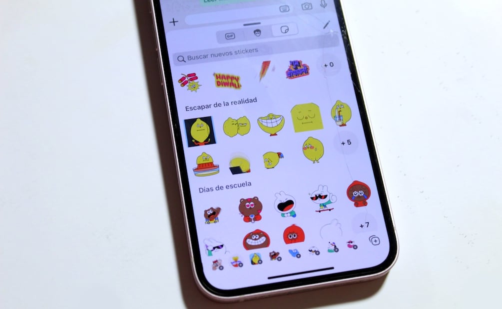 Los stickers son comunes en aplicaciones como WhatsApp, Messenger, Instagram, etcétera. Foto: Fernanda OH / EL UNIVERSAL