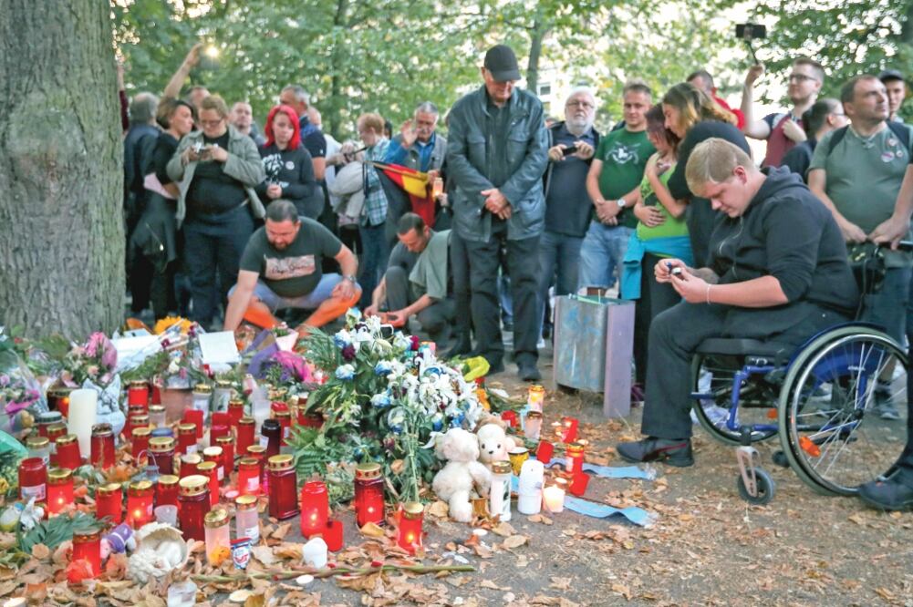 Miles de neonazis se manifestaron ayer en Köthen, donde hace una semana murió un alemán tras una disputa con afganos. (SRDJAN SUKI. EFE)