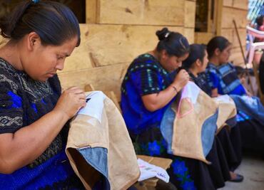 Artesanos mexicanos reutilizan asientos de avión para crear sus productos