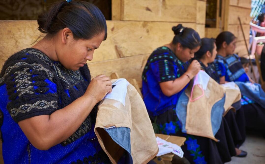 Crean zapatos, bolsas, ponchos y llaveros. (Foto: Cortesía Southwest)