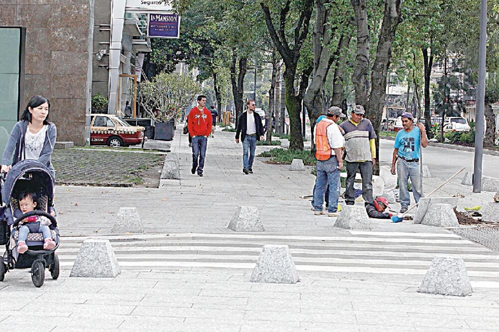 Otro de los detalles que han molestado a los colonos, trabajadores y dueños de giros comerciales en Masaryk fue la colocación de bolardos que se mimetizan con el suelo, lo que ha provocado la caída de varios peatones (ARCHIVO EL UNIVERSAL)
