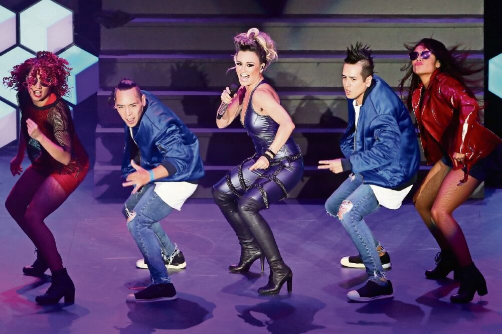 La intérprete hizo divertidas coreografías con sus 12 bailarines. (BERENICE FREGOSO. EL UNIVERSAL)