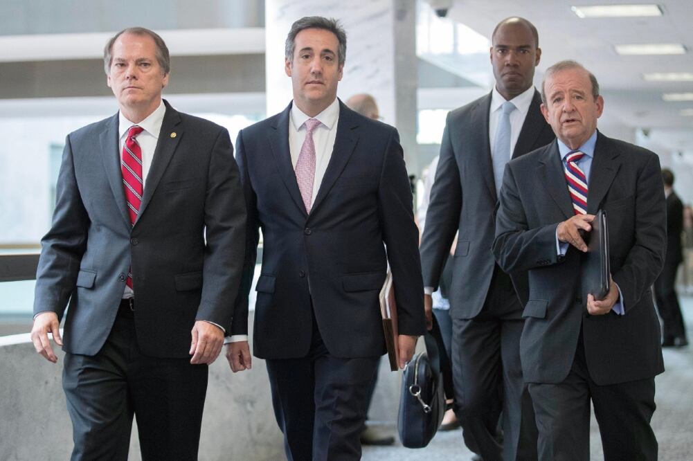 El ex abogado de negocios de Trump, Michael Cohen (centro), dijo estar dispuesto a colaborar en la investigación de Rusiagate (SHAWN THEW. EFE)