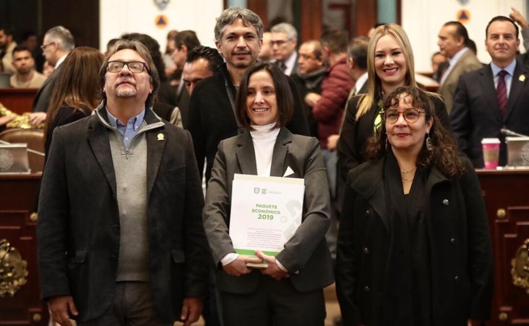 La secretaria de Finanzas, Luz Elena González, entregó el documento esta mañana. Foto: Alejandra Leyva. EL UNIVERSAL