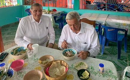 AMLO deleita caldo de pavo criollo en su natal Tabasco