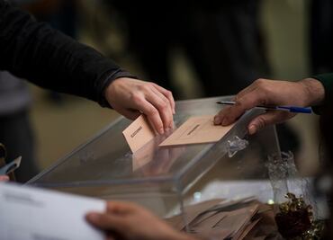 Abren colegios electorales en España