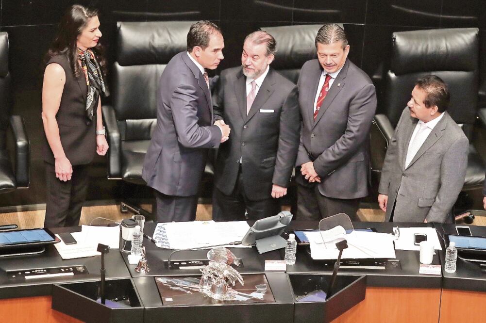 El presidente del Senado, Pablo Escudero, (segundo de izquierda a derecha) felicita al procurador Raúl Cervantes (IVÁN STEPHENS. EL UNIVERSAL)