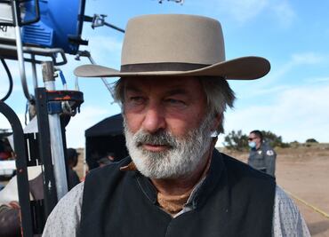 Contradicen versión a Alec Baldwin: sí habría usado antes del rodaje pistola que mató a Halyna Hutchins