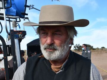 Contradicen versión a Alec Baldwin: sí habría usado antes del rodaje pistola que mató a Halyna Hutchins