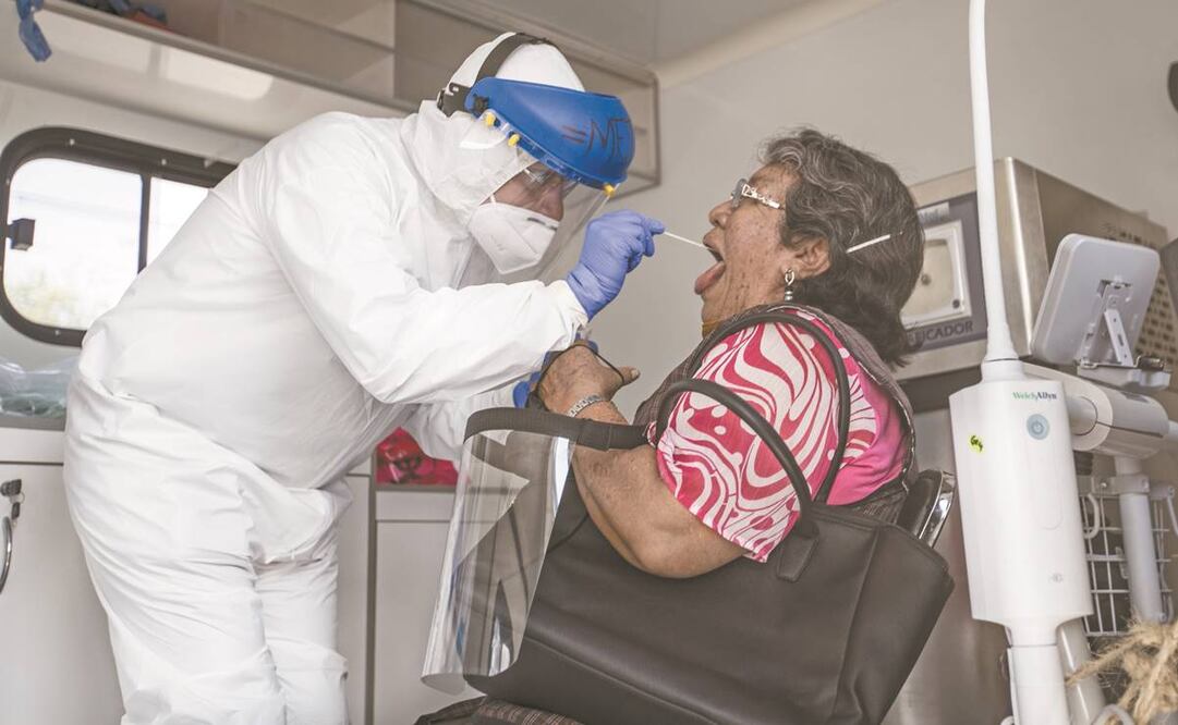 En las colonias que regresaron a semáforo rojo dos médicos protegidos con equipo especial aplican las pruebas Covid-19. Al salir cada paciente, otra persona se encarga de sanitizar el lugar. GERMÁN ESPINOSA. EL UNIVERSAL