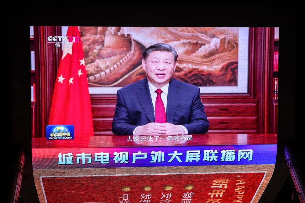 Una pantalla muestra al presidente chino, Xi Jinping, pronunciando un discurso de Año Nuevo para recibir el 2024, en Beijing, el 31 de diciembre de 2023. Foto: EFE
