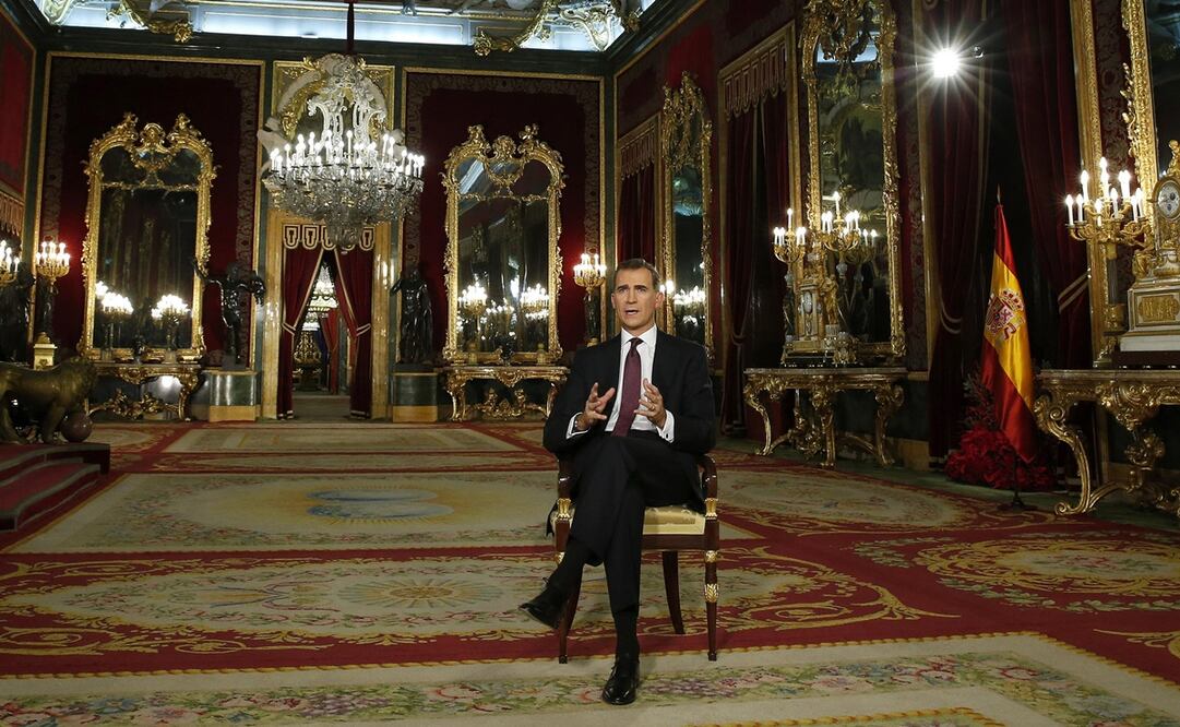 El rey Felipe VI en el salón del Trono, previo a su discurso de Navidad en 2015. Foto: EFE