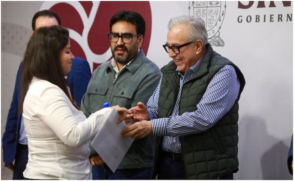 Rubén Rocha entrega más de 5 mdp a habitantes afectados por la inseguridad en Sinaloa (13/12/2024). Foto: Especial