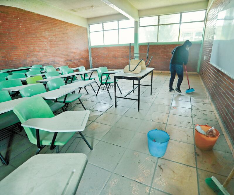 Docentes y directivos de escuelas públicas en Metepec afirman que es poca la participación de padres de familia en la limpieza de los planteles, a lo que se suma la falta de materiales para desinfectar. Foto: JORGE ALVARADO. EL UNIVERSAL