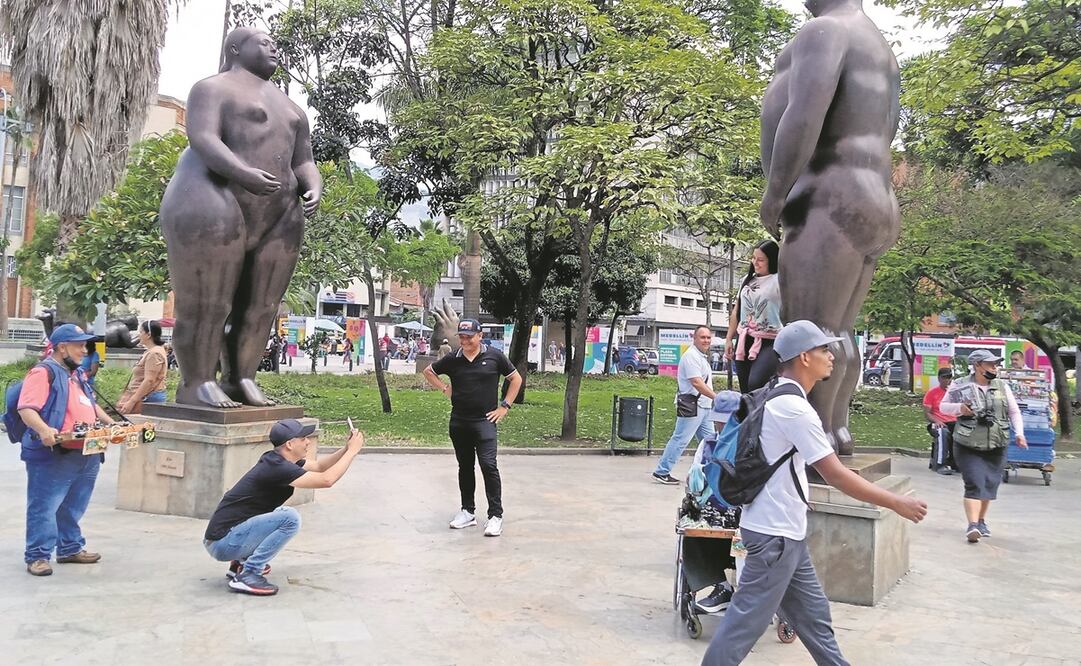 La Plaza Botero se ha vuelto el lugar de encuentro favorito al exhibir las voluminosas obras del creador que además cumple 75 años como artista. Foto: Sonia Sierra