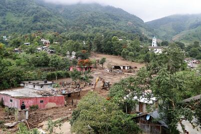Suman 32 muertos en Puebla; continúan rescates en cerros 