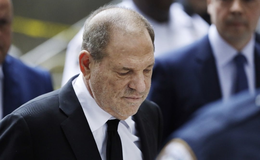 Weinstein, de 67 años, tiene previsto ir a juicio en enero bajo cargos de que violó a una mujer no identificada. Foto: Archivo 