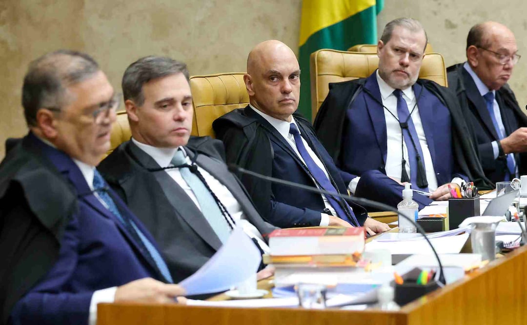 Fotografía cedida por el Supremo Tribunal Federal (STF) que muestra de izquierda a derecha a sus integrantes Flávio Dino, André Luiz de Almeida Mendonça, Alexandre de Moraes, José Antonio Dias Toffoli y Gilmar Mendes durante una sesión este martes 15 de septiembre de 2026 en Brasilia, Brasil. Foto: EFE, Rosinei Coutinho