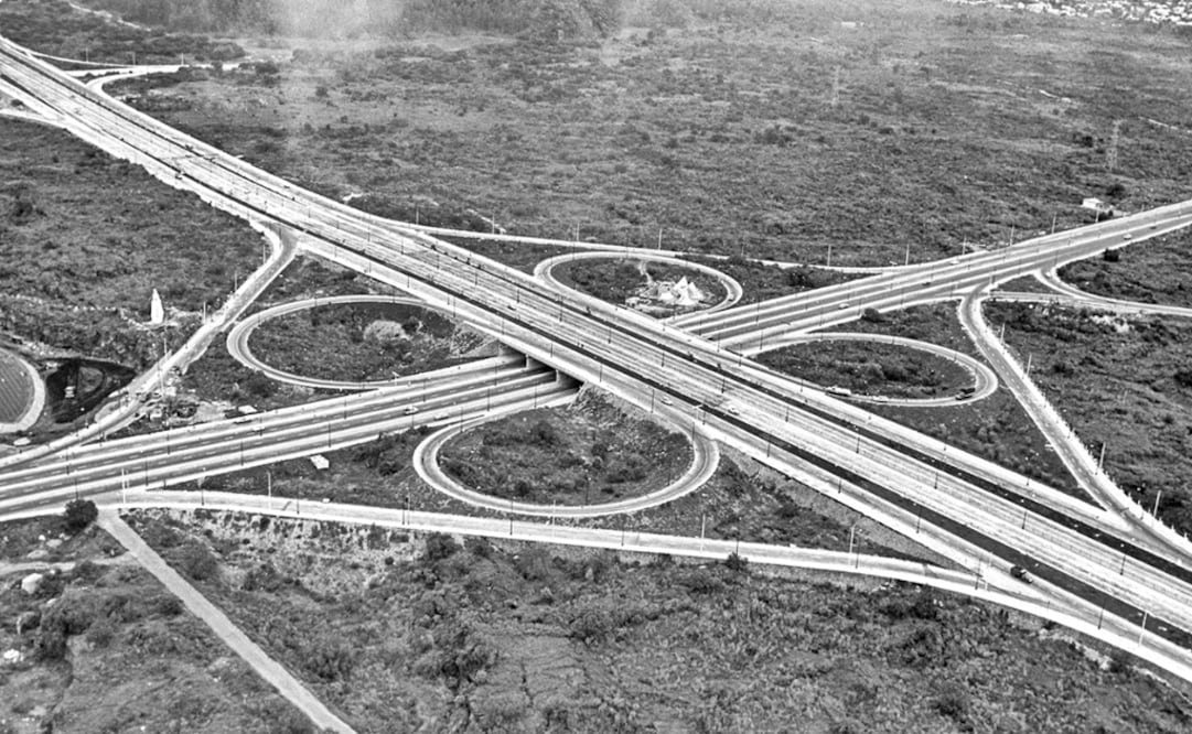 Una toma aérea del trébol de la avenida de los Insurgentes y Periférico Sur en 1968, en las inmediaciones del área que hoy ocupa el Parque Ecológico Cuicuilco, y el terreno donde actualmente se encuentra el Centro Comercial Perisur. Imagen cortesía: Bob Schalkwijk