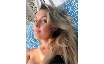 Fey seduce con fotos en bikini