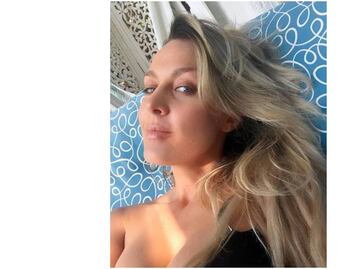 Fey seduce con fotos en bikini