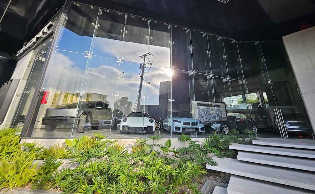 Automóviles asegurados a "El Amarillo", presunto líder de una célula criminal de la facción de "Los Rusos" del Cártel de Sinaloa. Foto: Gabinete de Seguridad