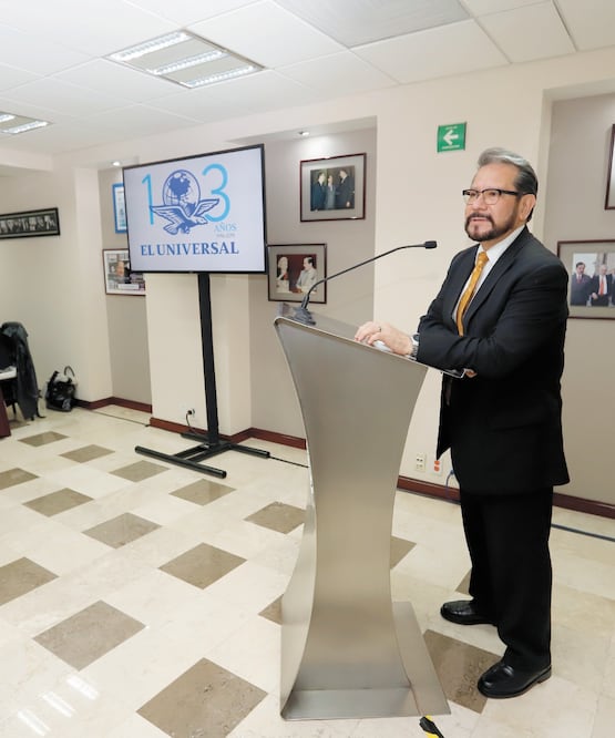 El gerente de Recursos Humanos de EL UNIVERSAL, Gonzalo Palacios (der.), celebró la implementación de la NOM 035. BERENICE FREGOSO. EL UNIVERSAL