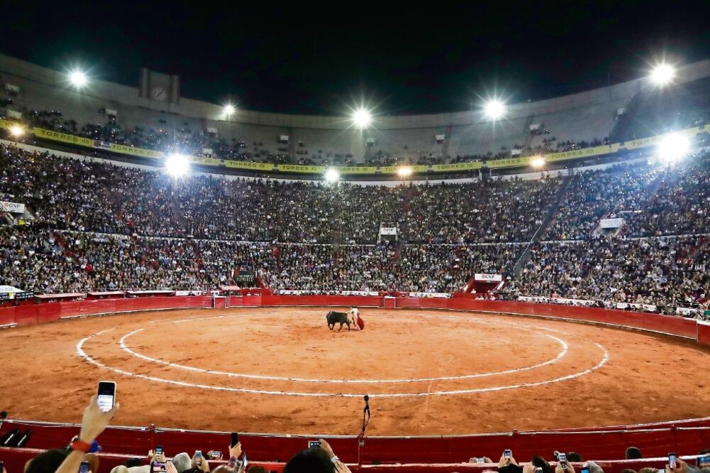 Ambos salieron en hombros, en el primer festejo de aniversario (LUIS CORTÉS. EL UNIVERSAL)