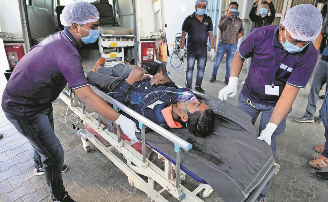Trabajadores de salud realizan simulacros en India, en caso de una nueva crisis por Covid-19. Foto: AP