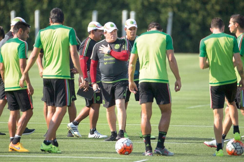 El estratega realizó ayer el último entrenamiento de cara a la final de la Copa de Oro ante Jamaica. (CHRIS SZAGOLA. AP)